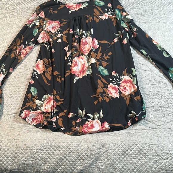 Black and Pink Floral Relaxed Blouse - Picture 6 of 9